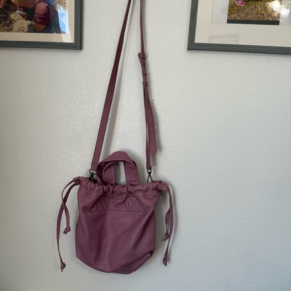 Madewell The Piazza Leather Clinched Crossbody Bag in Vibrant Lilac - Picture 3 of 13